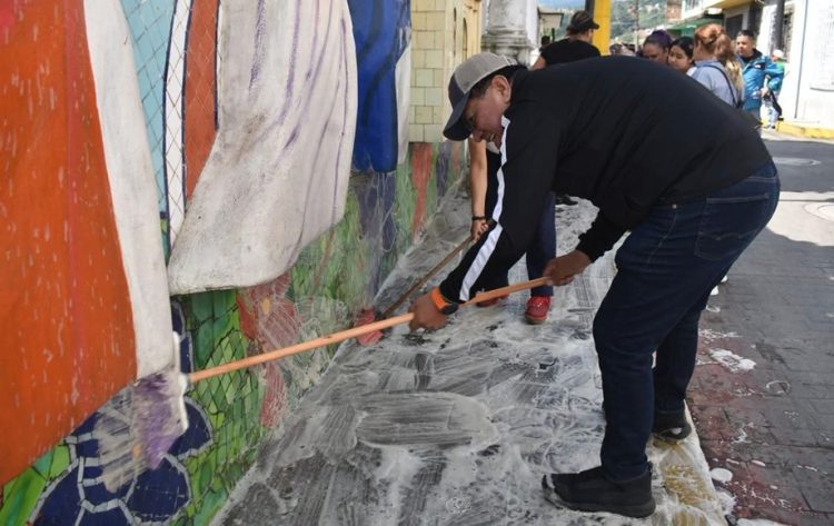 Participa diputado Miguel Márquez en faena comunitaria para transformar calles de Huauchinango