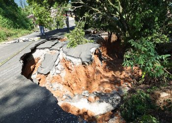 Gobierno del Estado repara daño al tramo carretero Azumbilla-Tlacotepec