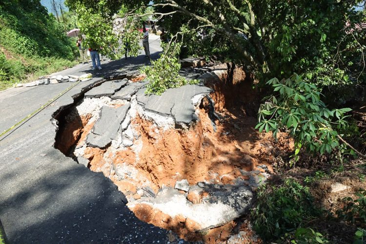 Gobierno del Estado repara daño al tramo carretero Azumbilla-Tlacotepec