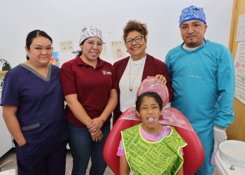 SMDIF Cuautlancingo entrega prótesis dental gratuita a adulta mayor