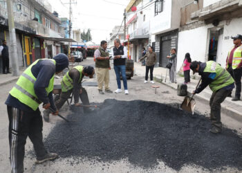 Supervisa Pepe Chedraui trabajos de bacheo en colonia Popular Castillotla