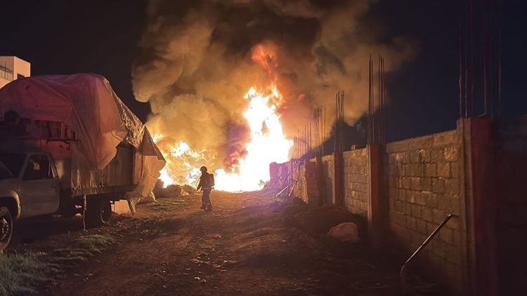 Coordinación interinstitucional contiene incendio y salvaguarda población en Puebla