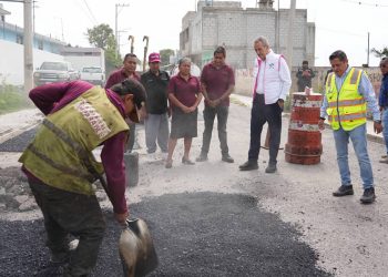 Verifica Pepe Chedraui trabajos de bacheo en San Andrés Azumiatla