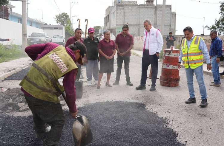 Verifica Pepe Chedraui trabajos de bacheo en San Andrés Azumiatla