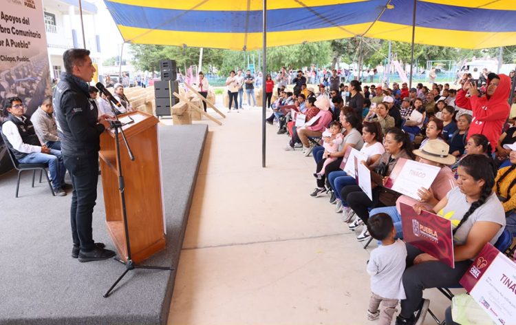 Gobierno del estado cumple compromisos con familias de San José Chiapa
