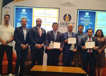 CICEPAC entrega reconocimiento a trayectoria profesional, así como al estudiante y catedrático del año