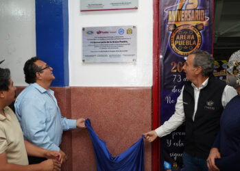 Devela Pepe Chedraui placa conmemorativa por el 73 aniversario de la Arena Puebla