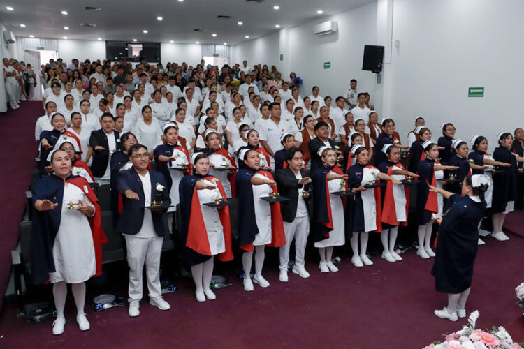 ISSSTEP reconoce a 25 pasantes de enfermería que concluyeron su servicio social