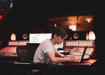Fendy Cisneros, FLOTE y Luxtides recuperan la emoción y la nostalgia por la música electrónica con “Deep End”
