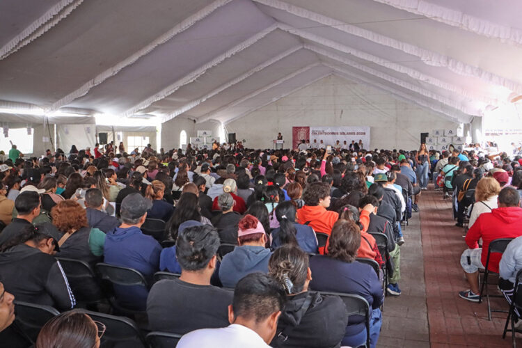Omar Muñoz entrega 845 calentadores solares más a familias de Cuautlancingo