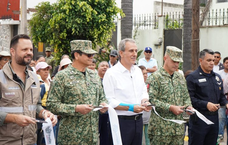 Entrega Pepe Chedraui rehabilitación vial en la Junta Auxiliar Ignacio Zaragoza, con el Tren Capitalino de Pavimentación