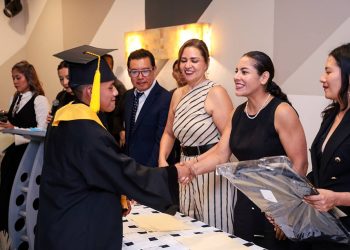 Lupita Cuautle acompaña a estudiantes de San Andrés Cholula en la culminación de su ciclo escolar