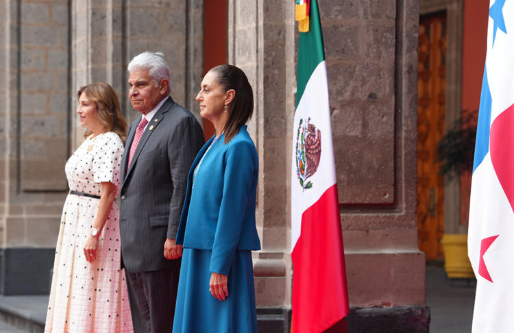 Claudia Sheinbaum recibe en Palacio Nacional al presidente de Panamá, José Raúl Mulino Quintero