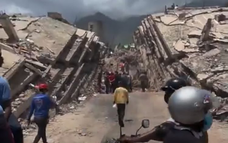 Crece la desesperación en La Guaira tras fuertes terremotos ante la violenta ausencia de las autoridades