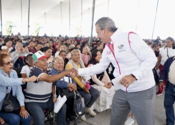 Respalda Pepe Chedraui a familias con entrega de despensas en Bosques de San Sebastián