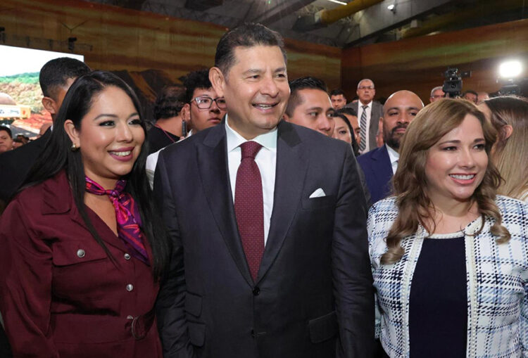 Tonantzin Fernández acompañó al Gobernador Armenta a su informe de 600 días