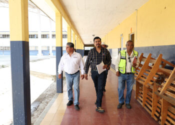 Supervisa CAPCEE obras en escuelas de la Sierra Norte