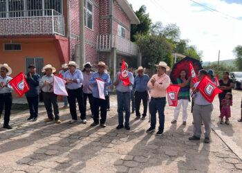 Inician obras de alumbrado en Tempexquixtle e Isla La Paz