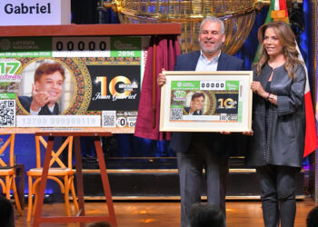 Olivia Salomón y el gobernador de Michoacán, Alfredo Ramírez, develan billete en honor a Juan Gabriel “el amor eterno de México”
