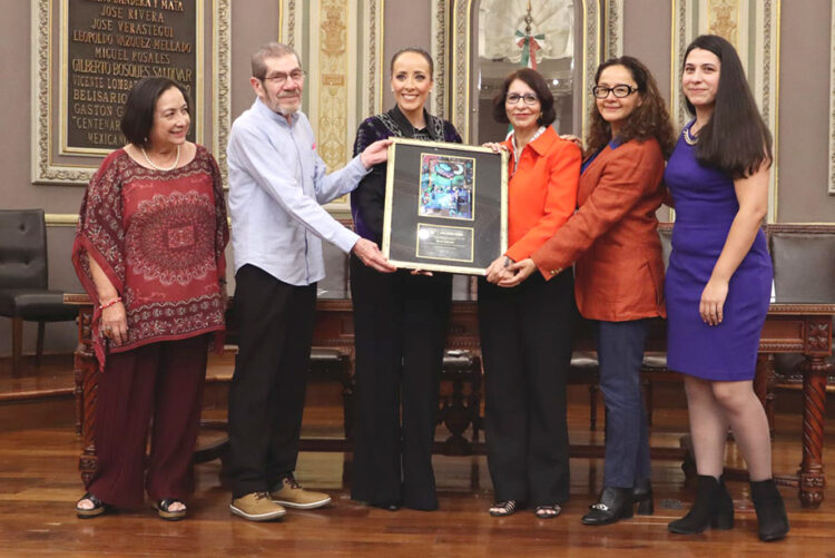 Reconocen en el Congreso del Estado a la escritora Kyra Galván
