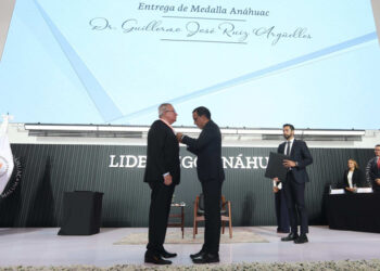 Anáhuac Puebla reconoce la trayectoria científica y médica del Dr. Guillermo Ruiz Argüelles con la Medalla Anáhuac
