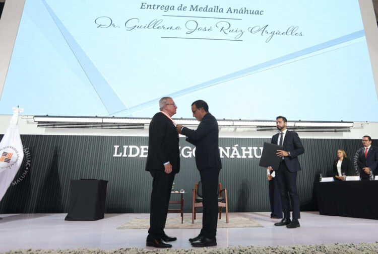 Anáhuac Puebla reconoce la trayectoria científica y médica del Dr. Guillermo Ruiz Argüelles con la Medalla Anáhuac