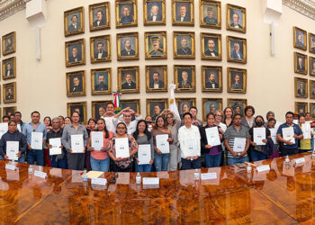 Comisión Estatal de Vivienda entrega 29 escrituras tras 20 años de espera