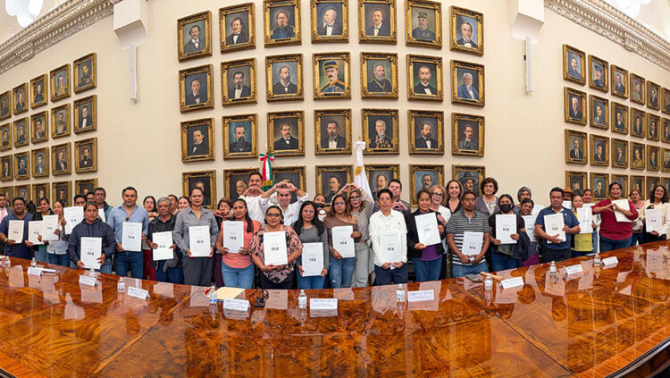 Comisión Estatal de Vivienda entrega 29 escrituras tras 20 años de espera