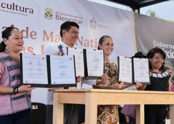 Presidenta Sheinbaum entrega apoyos de El maíz es la raíz a productores de Oaxaca