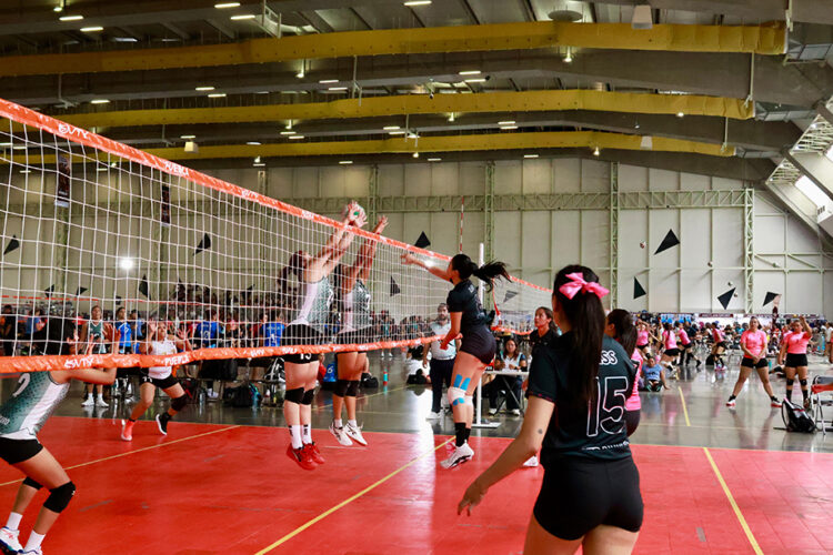 El Festival Máster de Voleibol entra en su etapa decisiva con intensas jornadas de eliminación