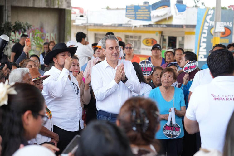 Con el Tren Capitalino de Pavimentación, Pepe Chedraui rehabilita las laterales del bulevar Xonacatepec