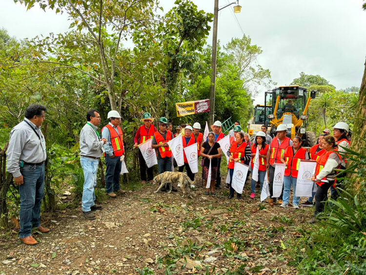 Inicia Gobierno del Estado trabajos de mejoramiento en camino rural en la Sierra Nororiental